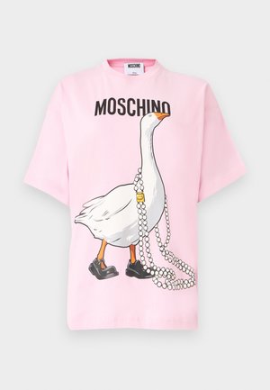 Rozā īsroku t-krekls ar grafisku attēlu, kurā pīle valkā melnas kurpes un pērļu kaklarotu, virs attēla teksts "MOSCHINO".