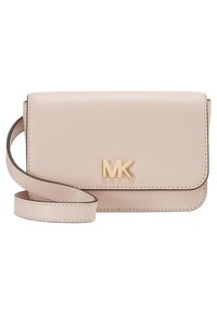 Bolso cruzado de cuero de color rosa claro con tapa magnética, logotipo dorado "MK" y correa desmontable. Presenta líneas limpias y una textura suave.
