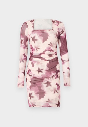 Φόρεμα bodycon με μακριά μανίκια, ρυτιδωτές πλευρές, τετράγωνο ντεκολτέ και ροζ-μωβ floral σχέδιο σε διαφανές ύφασμα.