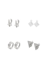 Négy pár ezüst fülbevaló: csillag alakú karikák, geometrikus gyémánt formájú bedugósok, díszített karika fülbevalók és háromszög alakú, kövekkel díszített lógó fülbevalók.