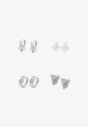 Vier Paare silberner Ohrringe: sternförmige Huggies, geometrische Diamantstecker, geformte Creolen mit Akzenten und dreieckige Tropfenohrringe mit Steinen.