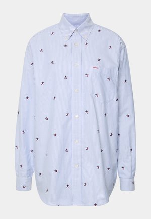 Button-up Hemd mit blau-weißen Streifen, verziert mit rotem Stern-Stickerei und einer Brusttasche. Hergestellt aus gewebter Baumwolle mit langen Ärmeln.