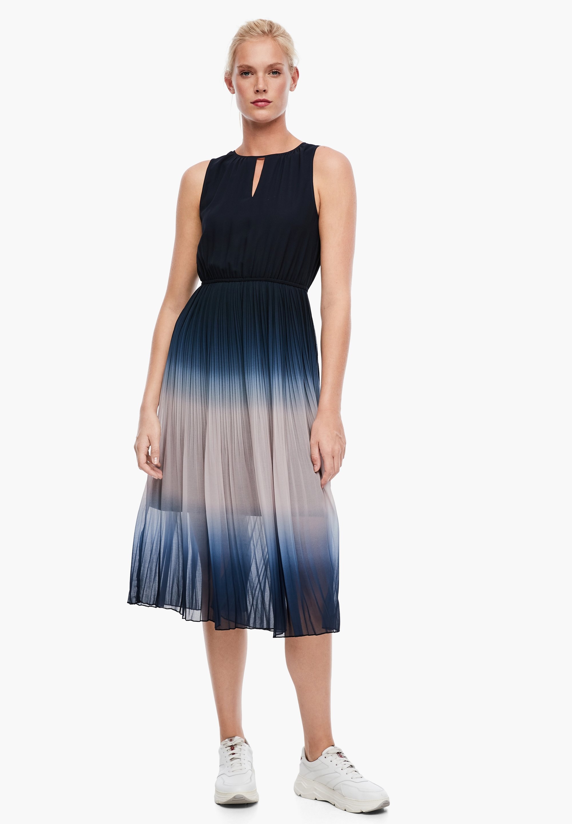 Q S Designed By Mit Plissee Rock Day Dress Blue Tie Dye Zalando De