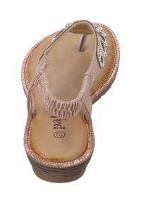 Ljusrosa sandaler med ett strukturerat rem, prydda med silverdetaljer. Slät, vadderad sula med flätad kant.