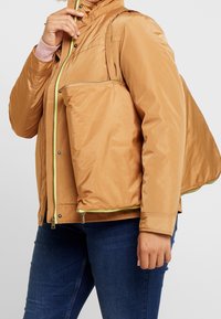 CAPSULE by Simply Be Parkaer - camel