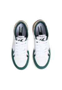 Basket en cuir blanc avec des accents en daim vert, un boîtier à orteil perforé blanc, des rayures latérales noires et vertes, et un détail de talon beige. Les lacets sont blancs.