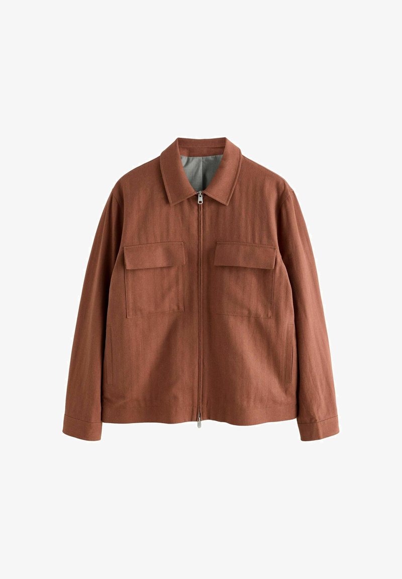 Veste marron à fermeture éclair avec deux poches à rabat sur la poitrine et des poches latérales, manches longues et col pointu.