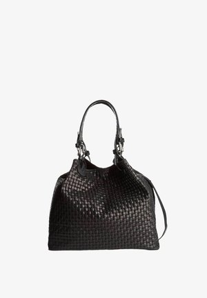 Zwarte gehaakte handtas met gladde leren accenten, voorzien van twee ronde handvatten, een trekkoordsluiting en een zachte, gestructureerde vorm.