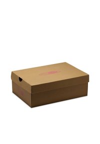 Boîte en carton brun de forme rectangulaire, avec un couvercle plat et une petite poignée circulaire découpée. Présente un logo rose sur le dessus.