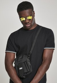 Urban Classics Ľadvinka - black