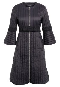 Quiltad dunjacka i mörkgrått med en metallic dragkedja. Har klockade ärmar och ett texturerat svart bälte i midjan.