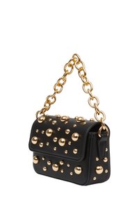 Borsa a tracolla nera in pelle con grandi borchie dorate, un pattina frontale e una tracolla in metallo dorato. Presenta una forma squadrata e una texture liscia.