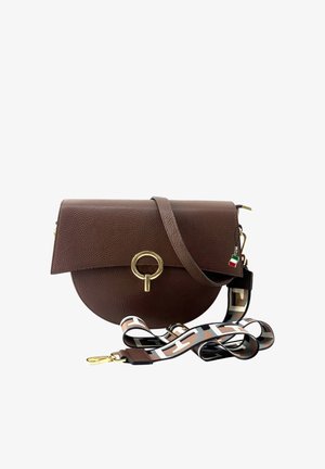 Sac bandoulière demi-lune en cuir marron avec fermoir anneau doré, sangle amovible à motifs, et petit porte-clés drapeau italien sur fond blanc.