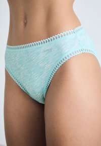 Aqua blauwe Sloggi slip met een gestructureerd patroon, golvende kantafwerking aan de tailleband en een gladde stof voor comfort.