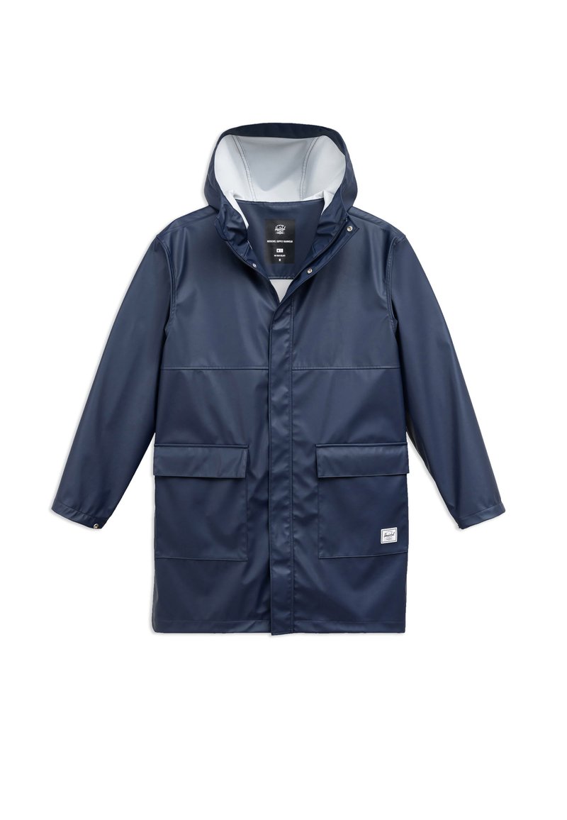 Námornícky vodotesný plášť s kapucňou, dlhými rukávmi, dvoma prednými vreckami a zapínaním na cvoky. Hladká textúra a minimalistický dizajn.