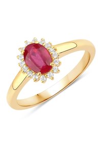 Guld ring med et ovalt rubin centrum omgivet af en halo af runde klare sten. Glat skæft med en poleret overflade.