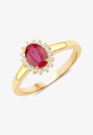 Bague en or avec un centre en rubis ovale entouré d'un halo de pierres rondes claires. Bande lisse avec une finition polie.