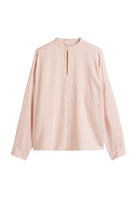 Chemise rose clair à manches longues avec un col mandarin, présentant un plastron partiel et une texture en côtes verticales. Détail en bouton près du cou.
