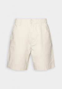 Shorts en coton beige avec taille élastique, fermeture par bouton, poches latérales et ourlet à hauteur des genoux.