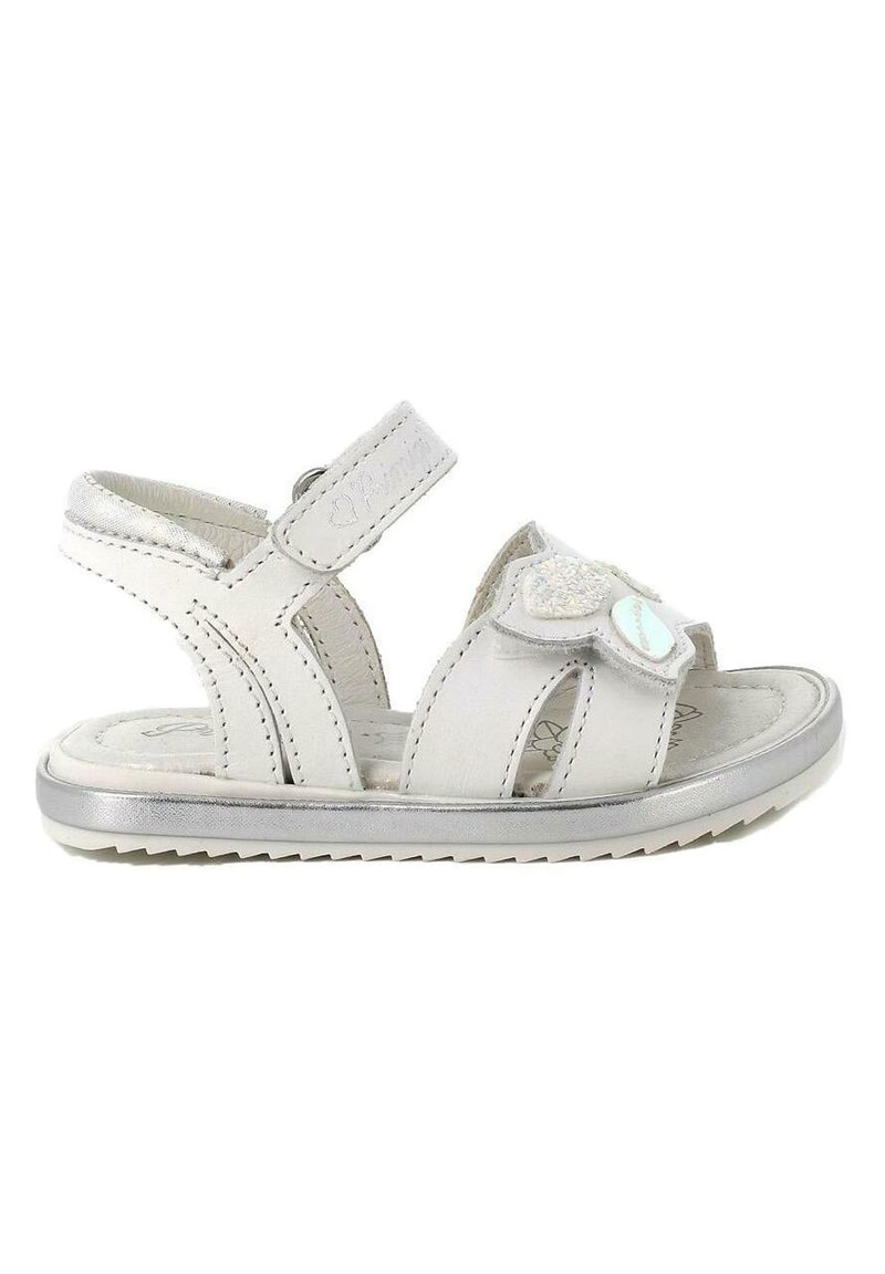 Sandali bianchi in pelle con dettagli argentati, caratterizzati da più cinture, una suola strutturata e un decorazione floreale sulla punta.