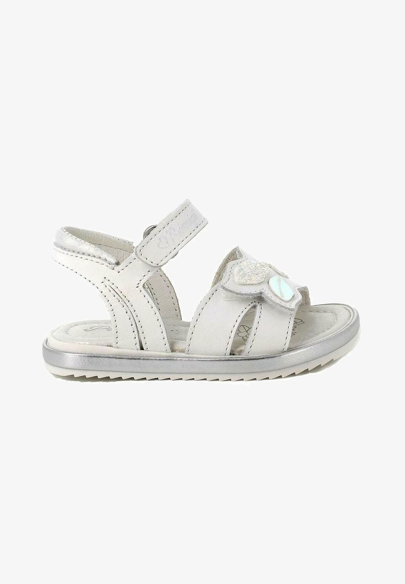 Sandali bianchi in pelle con dettagli argentati, caratterizzati da più cinture, una suola strutturata e un decorazione floreale sulla punta.