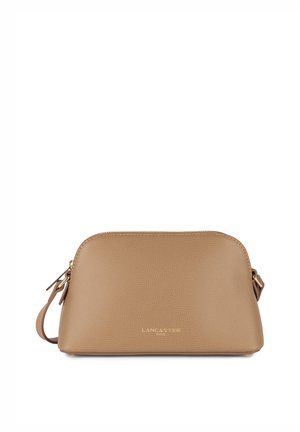 Borsa in pelle color tabacco con forma arrotondata, caratterizzata da una superficie testurizzata, una chiusura con zip e dettagli in metallo dorato. Inclusa tracolla piccola e rimovibile.