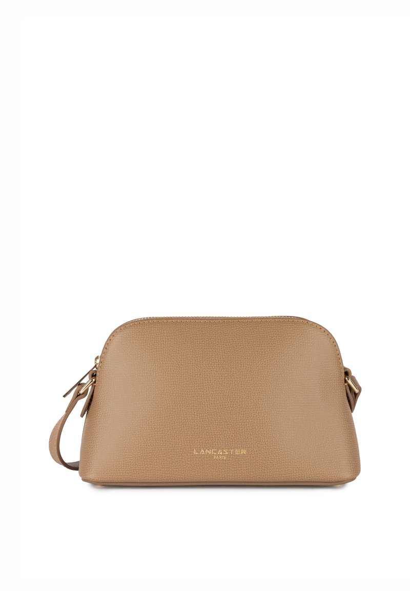 Borsa in pelle color tabacco con forma arrotondata, caratterizzata da una superficie testurizzata, una chiusura con zip e dettagli in metallo dorato. Inclusa tracolla piccola e rimovibile.