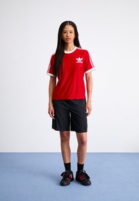 adidas Originals ADICOLOR 3-STRIPES PINSTRIPE - Camiseta estampada - better scarlet