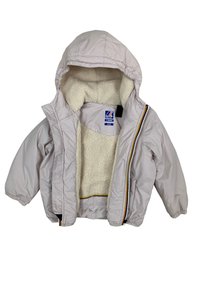 Giacca per bambino color beige chiaro con cappuccio, cerniera aperta e fodera in pile color crema, etichettata taglia 3 anni con etichetta del marchio all'interno.