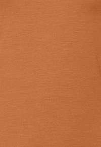 Tela de algodón en un tono naranja cálido, con una superficie suave y ligeramente texturizada. No se observan patrones ni adornos.