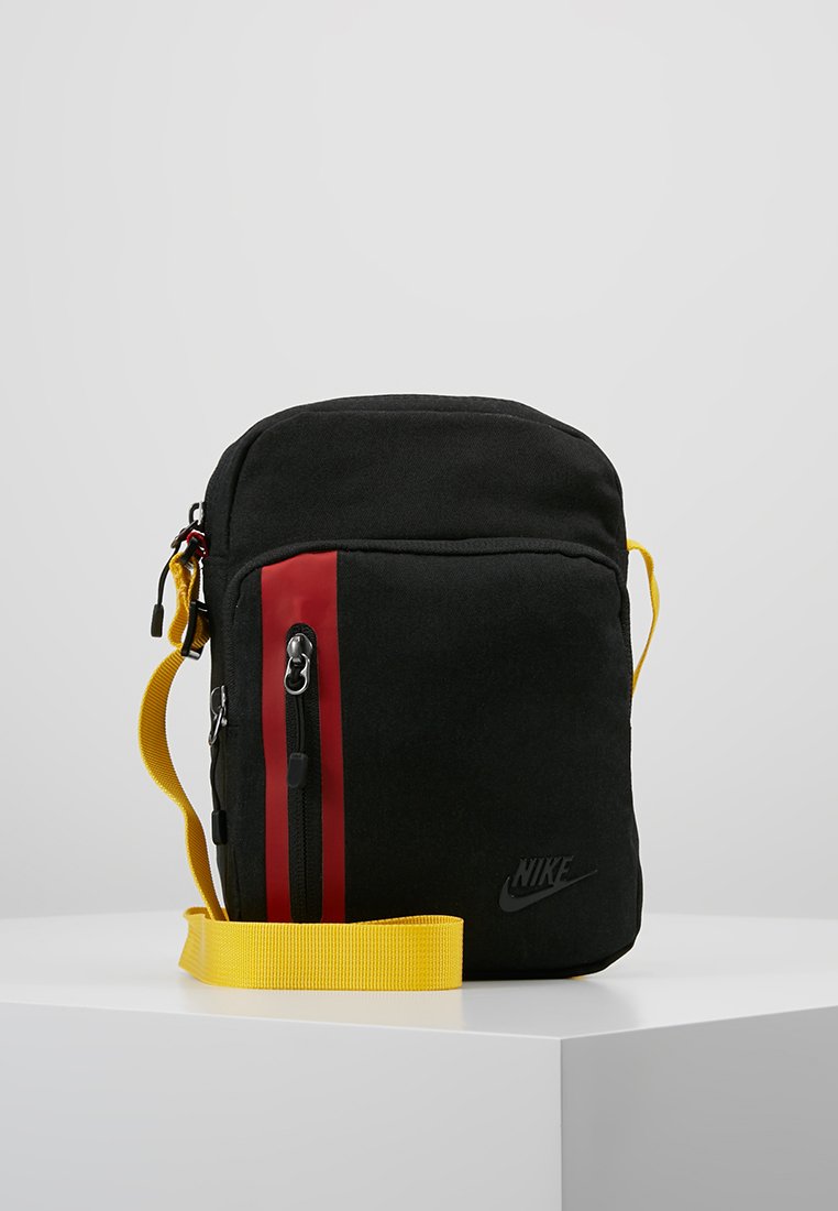 Corredor Goma secundario Nike Sportswear TECH SMALL ITEMS - Bandolera - black/university red/glossy black/negro - Zalando.es Corredor Goma secundario Nike Sportswear TECH SMALL ITEMS - Bandolera - black/university red/glossy black/negro - Zalando.es