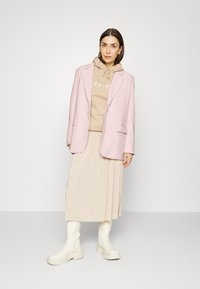 Modström GALE - Casaco curto - bella rose