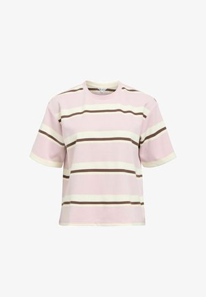 Lühikeste varrukatega ümara kaelusega T-särk, millel on laiad horisontaalsed triibud roosas, kreemis ja pruunis, valgel taustal.