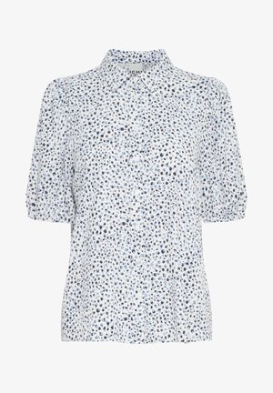 Chemise à manches courtes blanche avec un motif en taches bleues et grises. Dotée d'un col et d'une fermeture à boutons sur le devant, fabriquée en tissu léger.