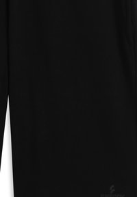 Pantalones deportivos negros hechos de tela lisa con una textura ligeramente brillante, con un logo sutil en la parte inferior y un diseño sencillo.