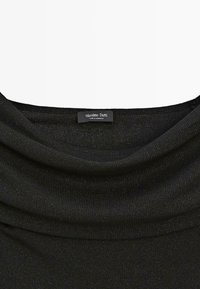 Schwarzes Oberteil mit Kapuze aus weichem Stoff mit einem subtilen Schimmer. Es zeichnet sich durch eine glatte Textur aus und trägt ein Etikett mit der Aufschrift "Massimo Dutti."