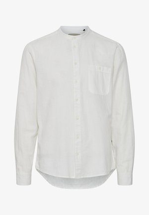 Weißes Langarmshirt aus leichtem Stoff, mit Stehkragen, Knopfverschluss und einer einzelnen Brusttasche. Weiche Textur.