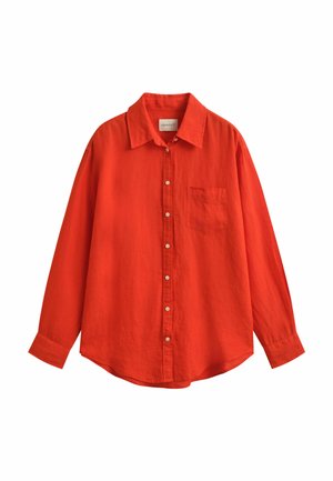 Chemise à manches longues rouge vif avec col et poche poitrine, en tissu léger, présentée sur un fond blanc.