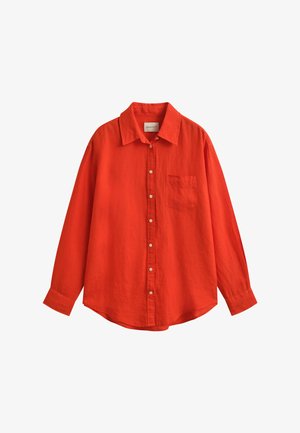 Chemise à manches longues rouge vif avec col et poche poitrine, en tissu léger, présentée sur un fond blanc.