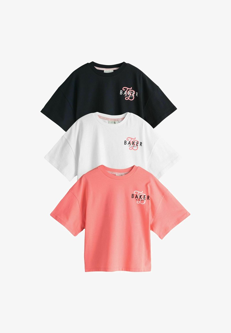 Kolme lyhythihaista t-paitaa värissä musta, valkoinen ja koralli. Jokaisessa on vasemmassa rinnassa rohkeilla kirjaimilla oleva "BAKER"-logo. Sileää puuvillakangasta.
