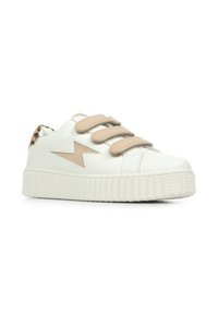 Witte platform sneaker met beige bliksemschicht, drie beige klittenbandsluitingen en een luipaardprintaccent op de hielkraag.