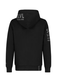 Zwarte capuchontrui met trekkoord aan de capuchon. Heeft grijze tekst op de achterkant en mouwen. Gemaakt van zachte stof met geribbelde boorden en zoom.