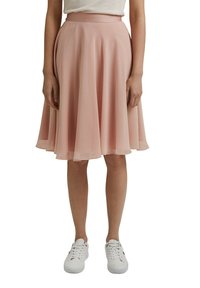 Rosa kjol som når till knäna, utställd och tillverkad i lätt, slät tyg. Har en figurnära midjeresår och diskreta veck för extra volym.