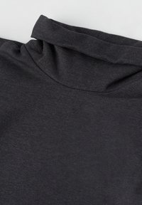 Ciemnoszara bawełniana tkanina z wysokim, złożonym kołnierzykiem i gładką fakturą, z subtelnymi przeszyciami i prostym wzornictwem bez wzorów.