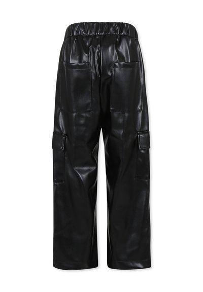 Pantaloni cargo neri in finta pelle con elastico in vita, due tasche laterali e una superficie lucida. Design ampio per il massimo comfort.