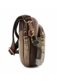 Braune und beige Lederhandtasche mit mehreren Reißverschlussfächern, strukturierten Oberflächen, goldfarbenen Beschlägen und einem dekorativen Schlüsselanhänger.
