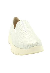 Buty wsuwane z perforowanej białej skórki, z wyściełaną podeszwą i okrągłym czubkiem. Charakteryzują się teksturowanym wzorem i minimalnymi akcentami w szwie.