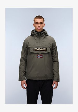 Olijfgroene pulloverjack met een halve rits, een voorzak en geborduurd logo; is voorzien van een Scandinavische vlagpatch.