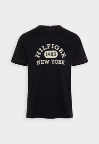 Tommy Hilfiger MONOTYPE COLLEGIATE TEE - Triko s potiskem - desert sky