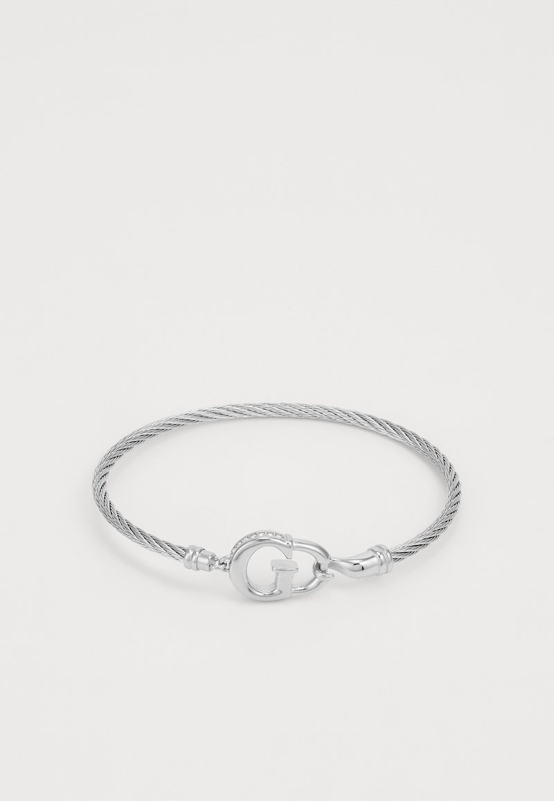Sølvvridd trådarmbånd med en lås med 'G'-logo, glatt tekstur og dekorative detaljer nær låsen.